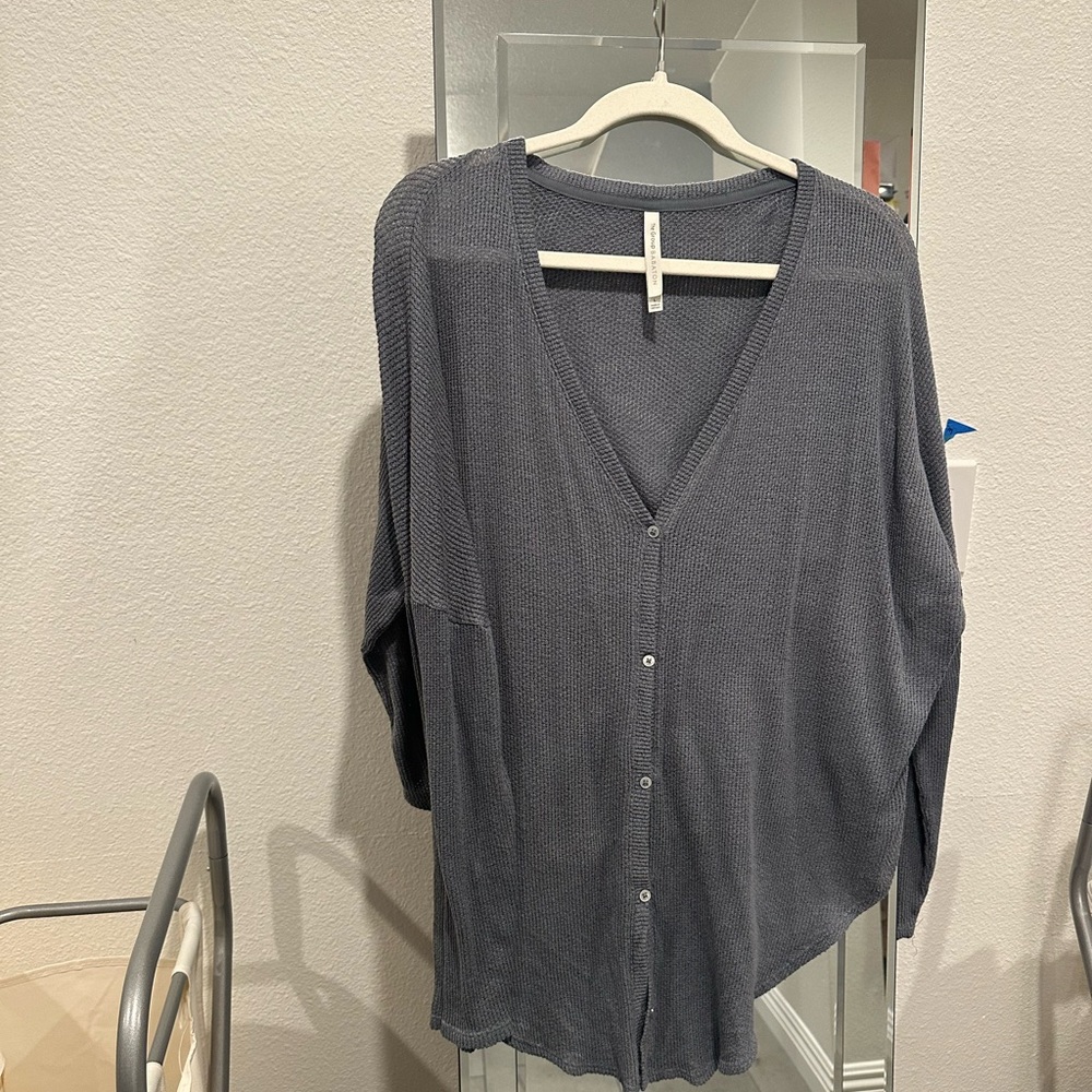 Aritzia Babaton blue V-Neck loose fit Button-Up Women's shirt - tie front, sz L